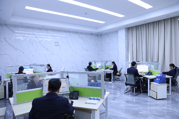 2024年河源市税务局集约运营中心税务人员集约办理税费业务.JPG